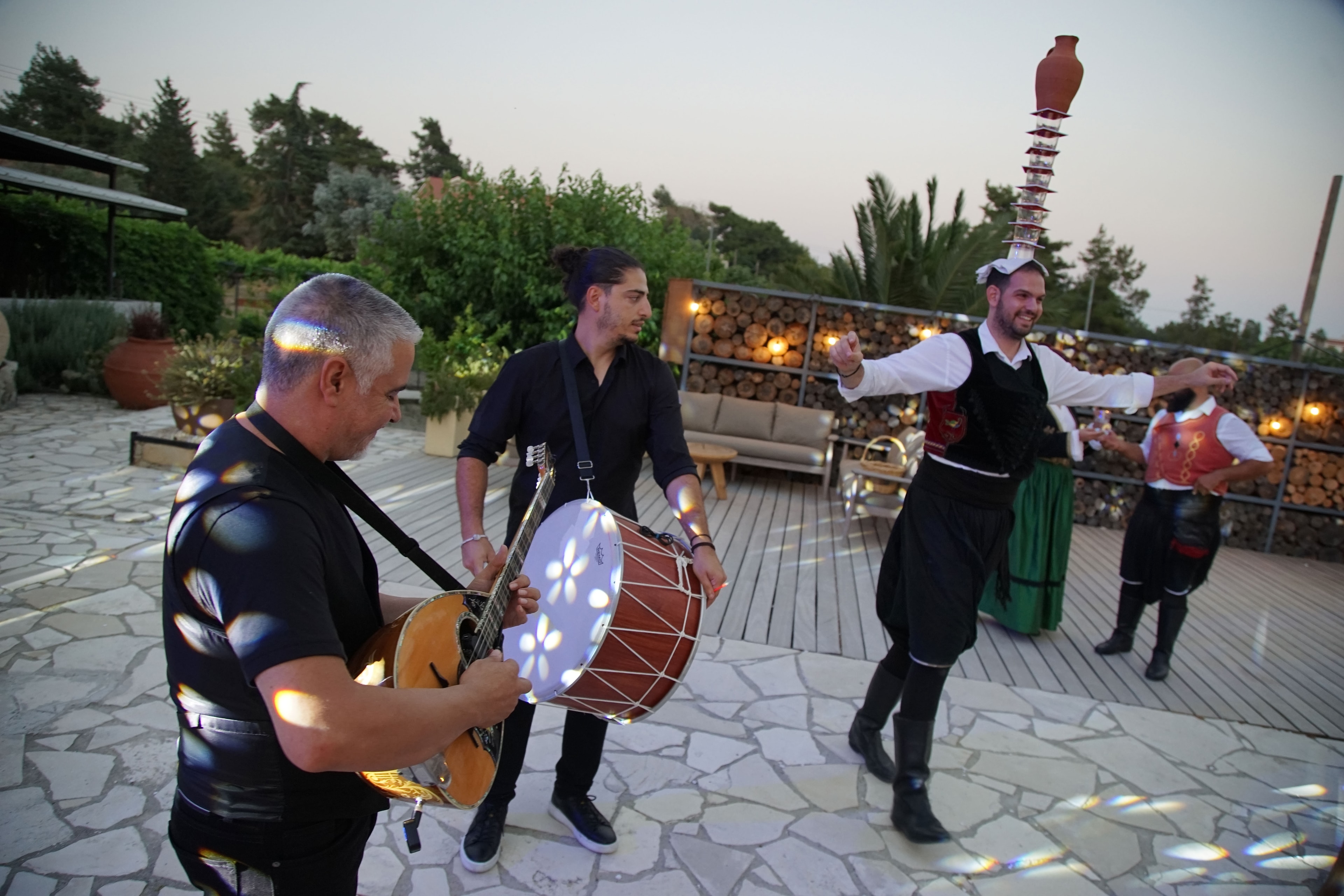 Live Music & Traditional Dance